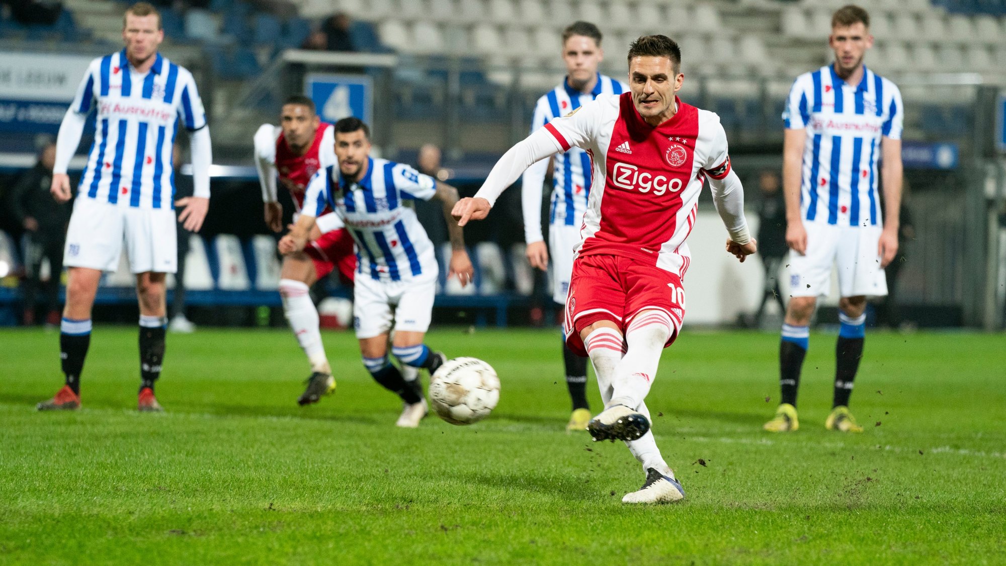 转会期荷甲传出新动向；夏洛特黄蜂遗憾出局；管理层表态：质疑声仍在；赛程密集仍需轮换的简单介绍